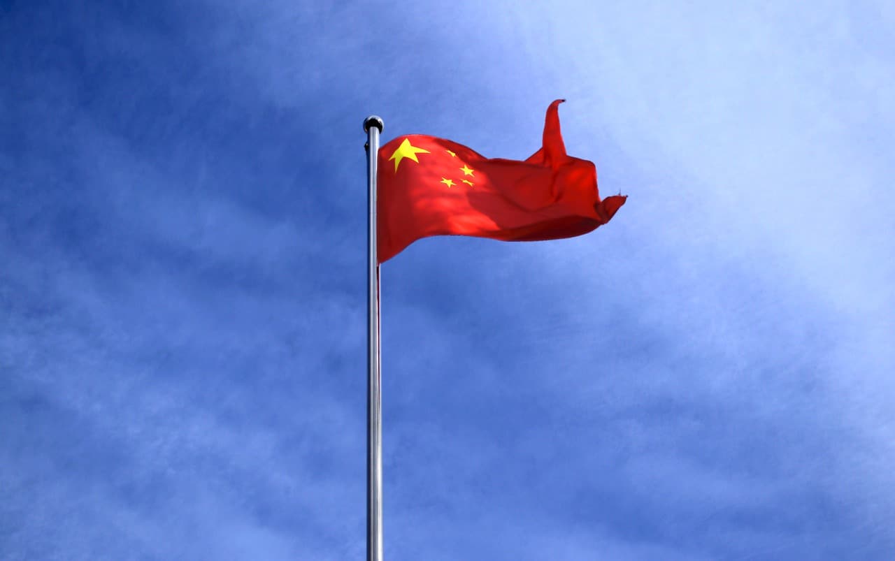 Histoire papier ensemencé drapeau chinois flottant dans un ciel bleu
