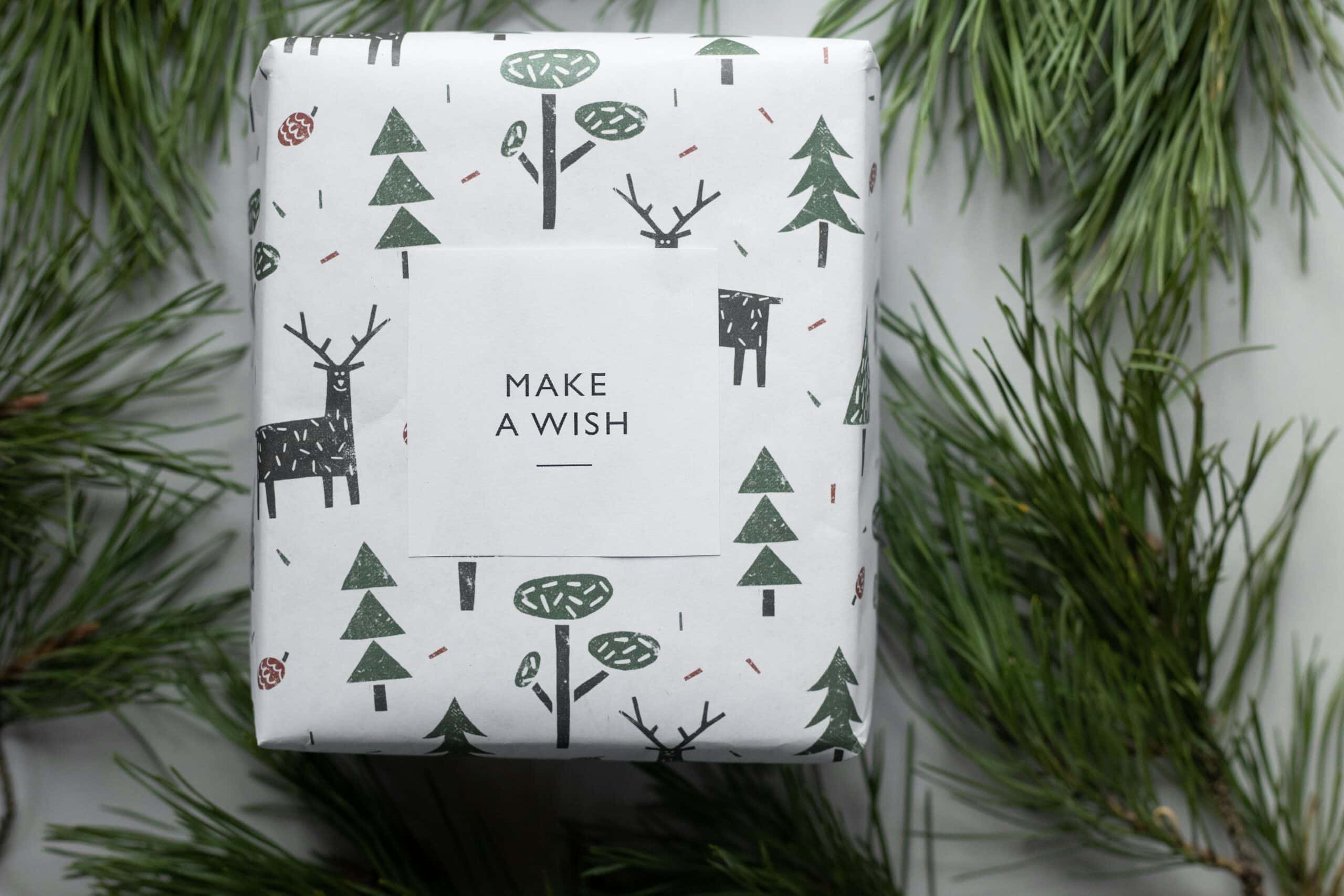 papier cadeau avec des motifs naturels et écrit dessus "make a wish"