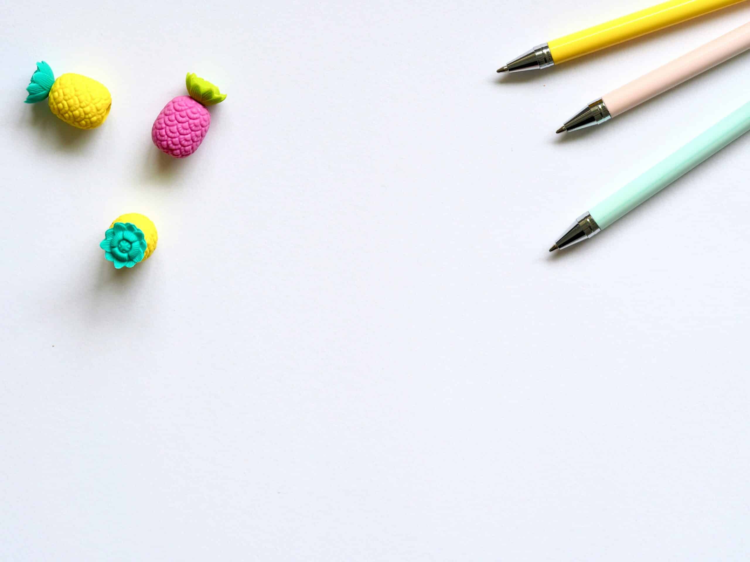 3 décoration jouet ananas et 3 stylos multicolore