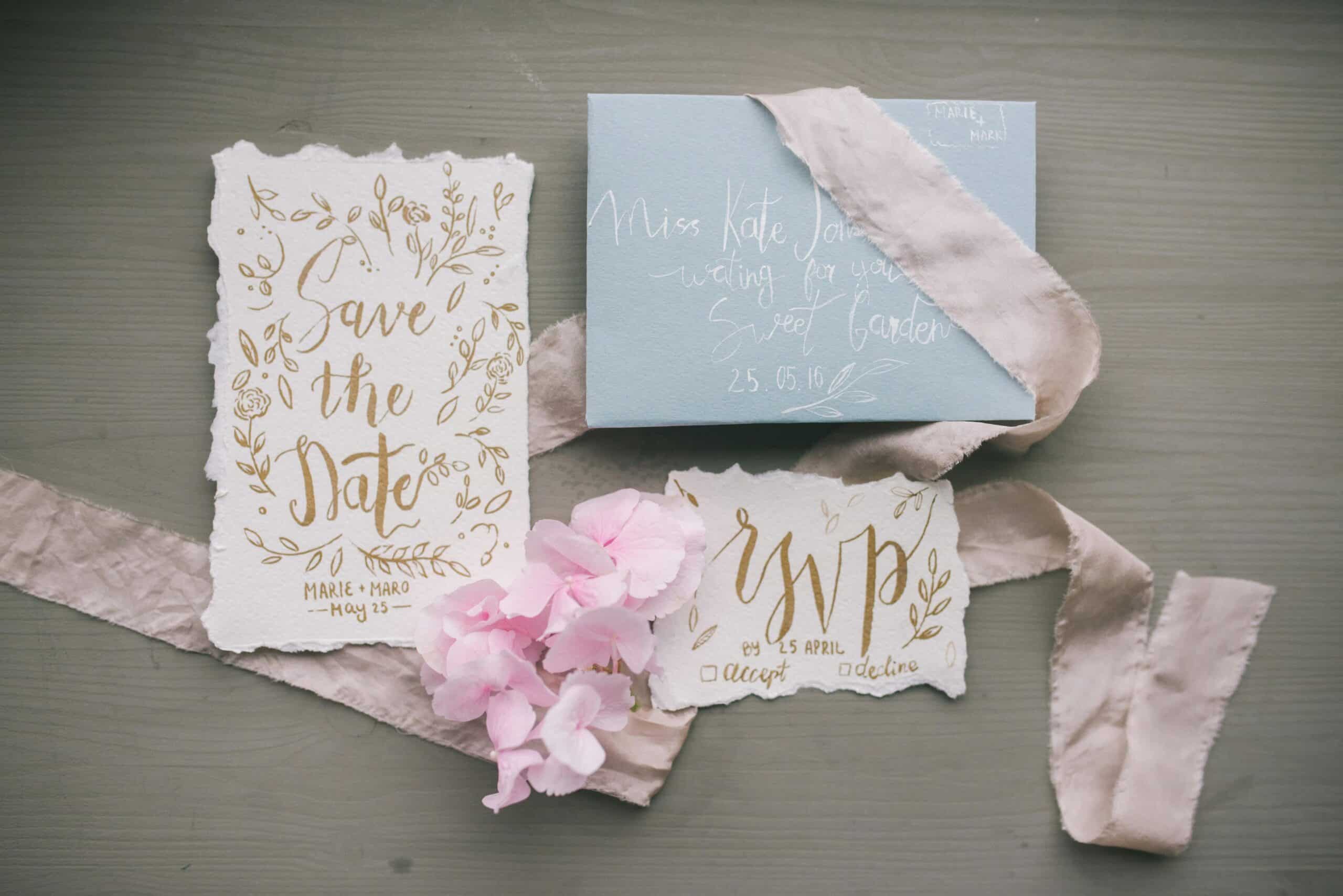 deux cartes personnalisées + un ruban + une enveloppe + des fleurs roses + papier ensemencé